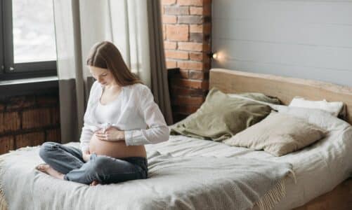 Femme enceinte : pourquoi ai-je mal en bas du dos ?