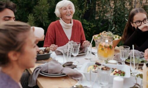 Quelles sont les aides pour garder une personne âgée à domicile ?