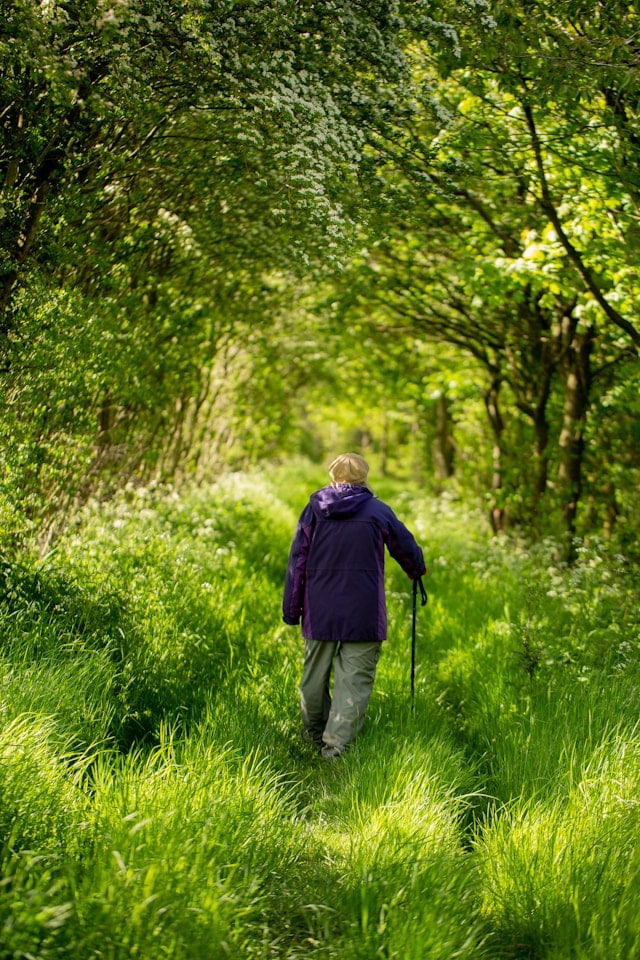 Comment marcher avec une canne ou des béquilles ?